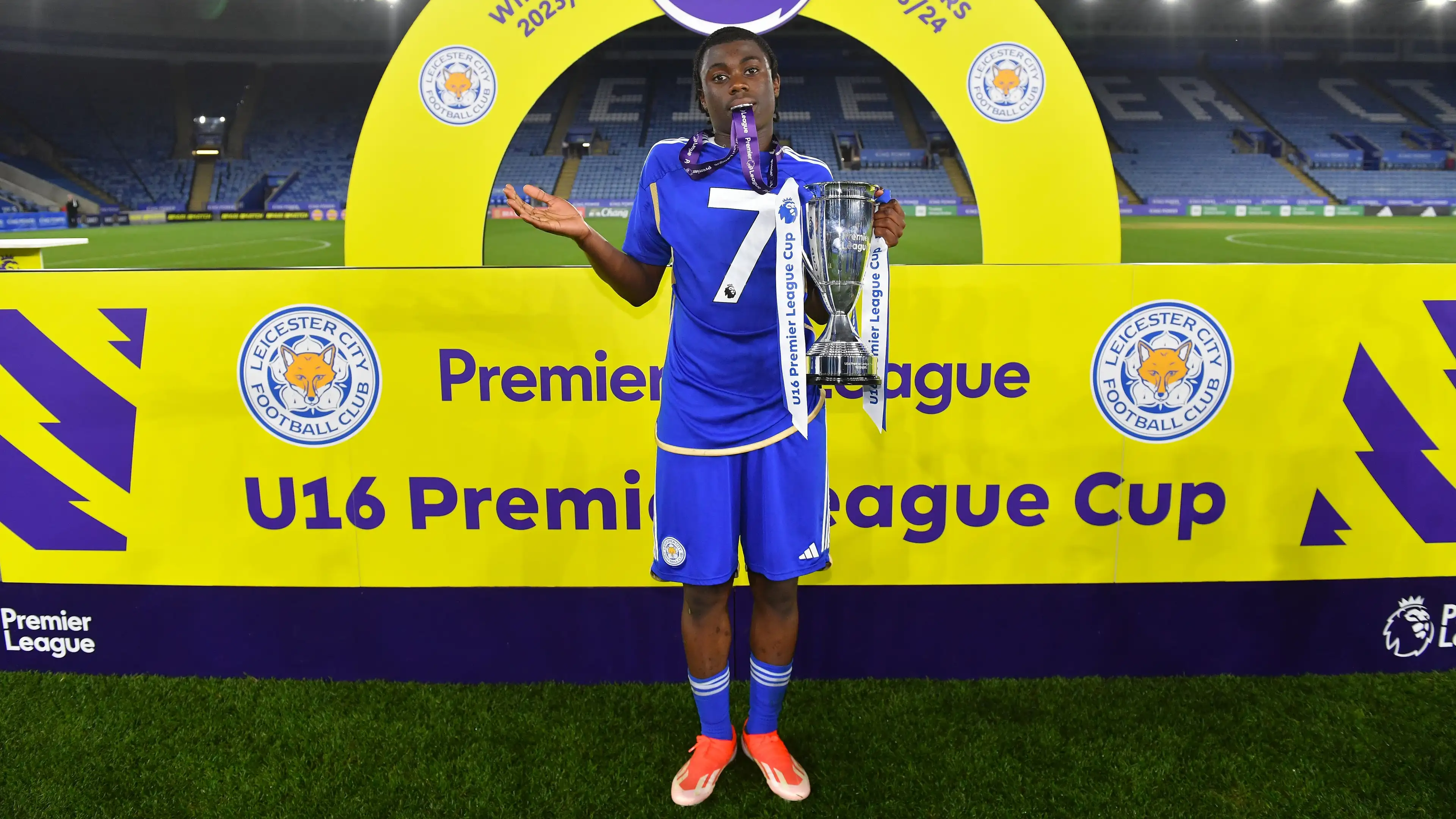 Jeremy Monga ganando la Premier League sub-16