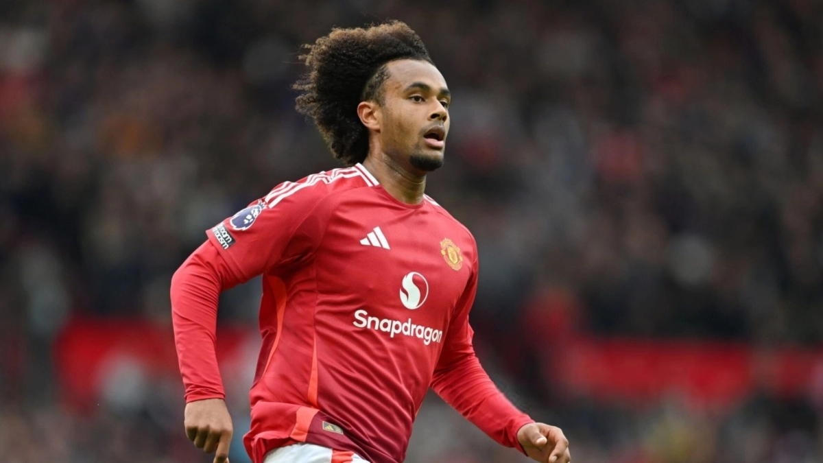 Zirkzee jugando para el Manchester United en la Carabao Cup