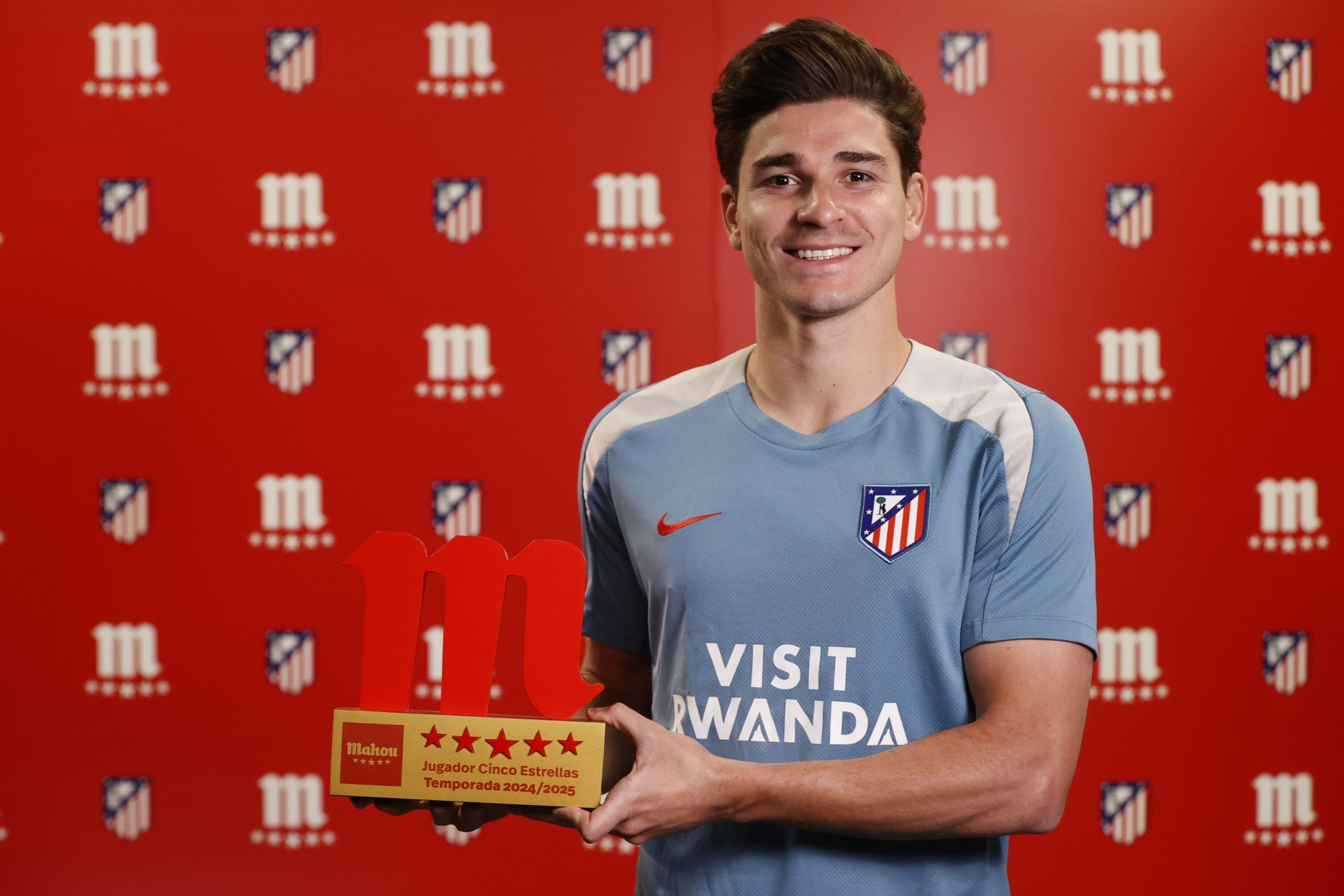 Julián Álvarez ganando un premio