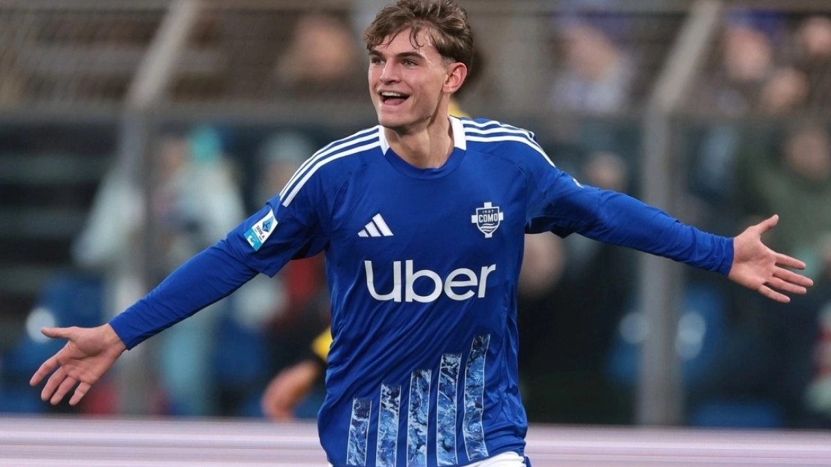 Nico Paz playing for Como 1907