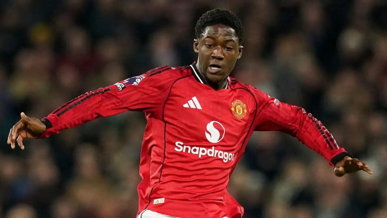 Kobbie Mainoo jugando para el Manchester United
