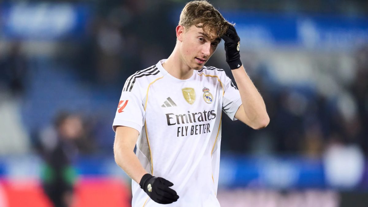 Dean Huijsen durante un partido con el Real Madrid