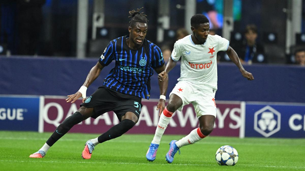 Yann Bisseck durante un partido con el Inter de Milán
