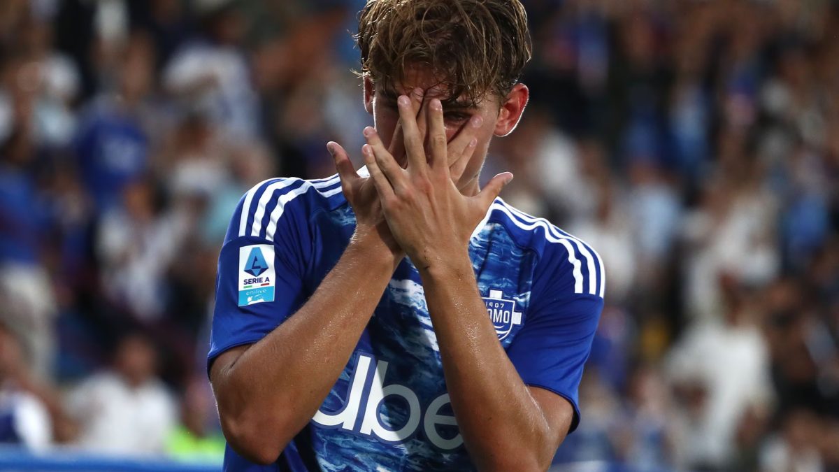 Nico Paz celebrates a goal scored with Como
