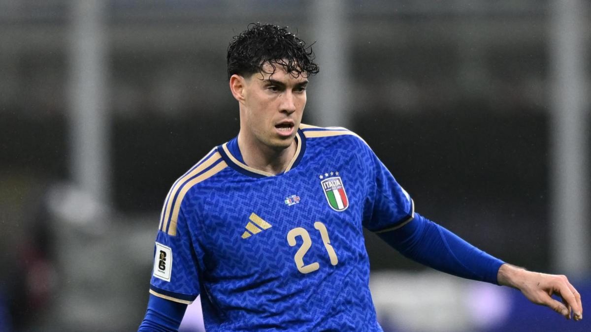 Alessandro Bastoni durante un partido con la selección de Italia