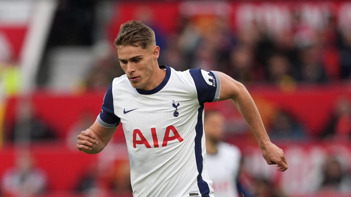 Micky van de Ven durante un partido con el Tottenham