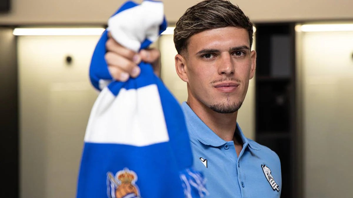 Javi López during his presentation with Real Sociedad