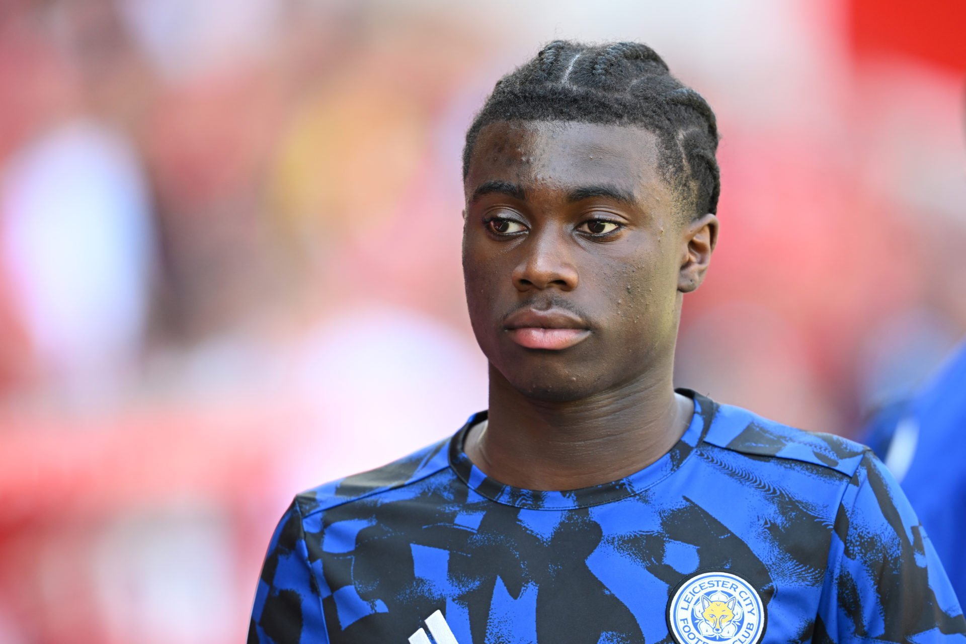 Jeremy Monga en el calentamiento con el Leicester City