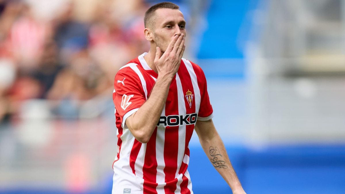 Jonathan Dubasin celebra un gol con el Real Sporting