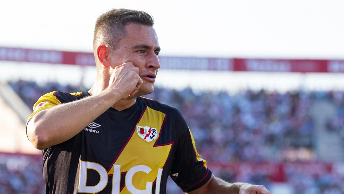 Jorge de Frutos celebrates a goal with Rayo Vallecano