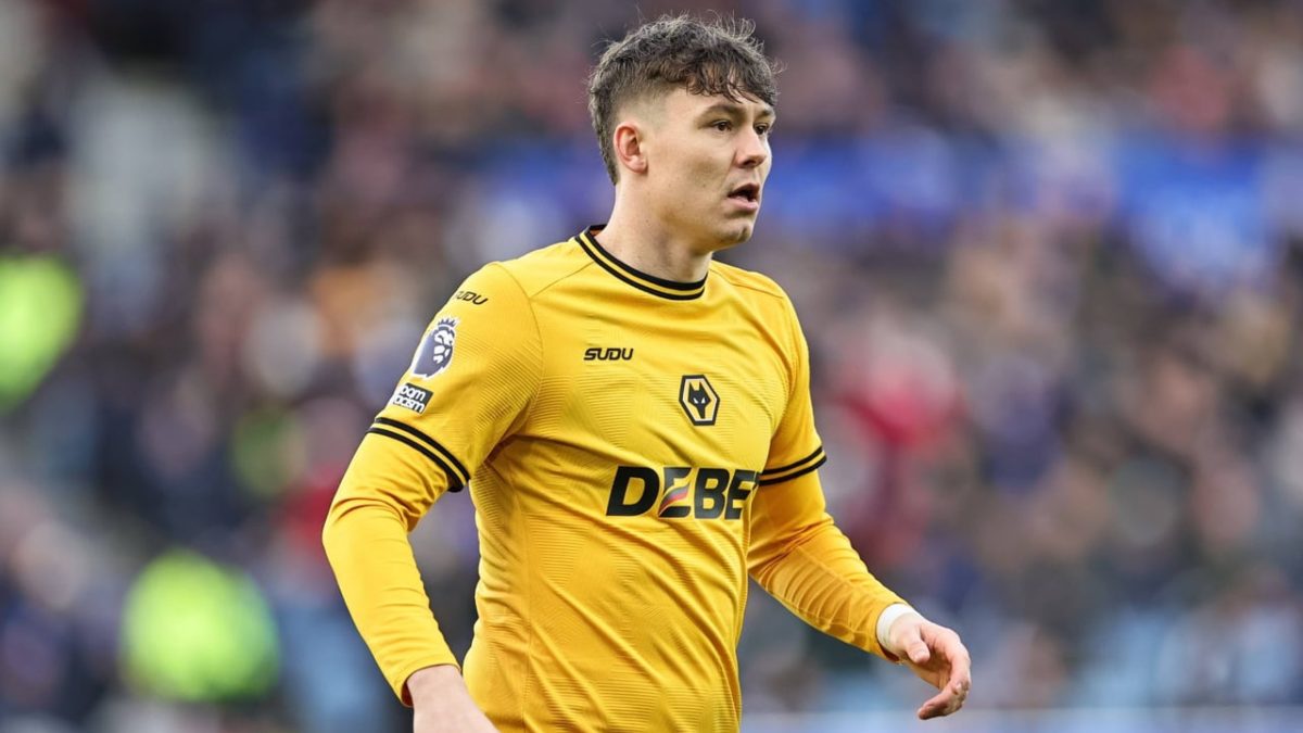 Jorgen Strand Larsen durante un partido con la elástica de los Wolves