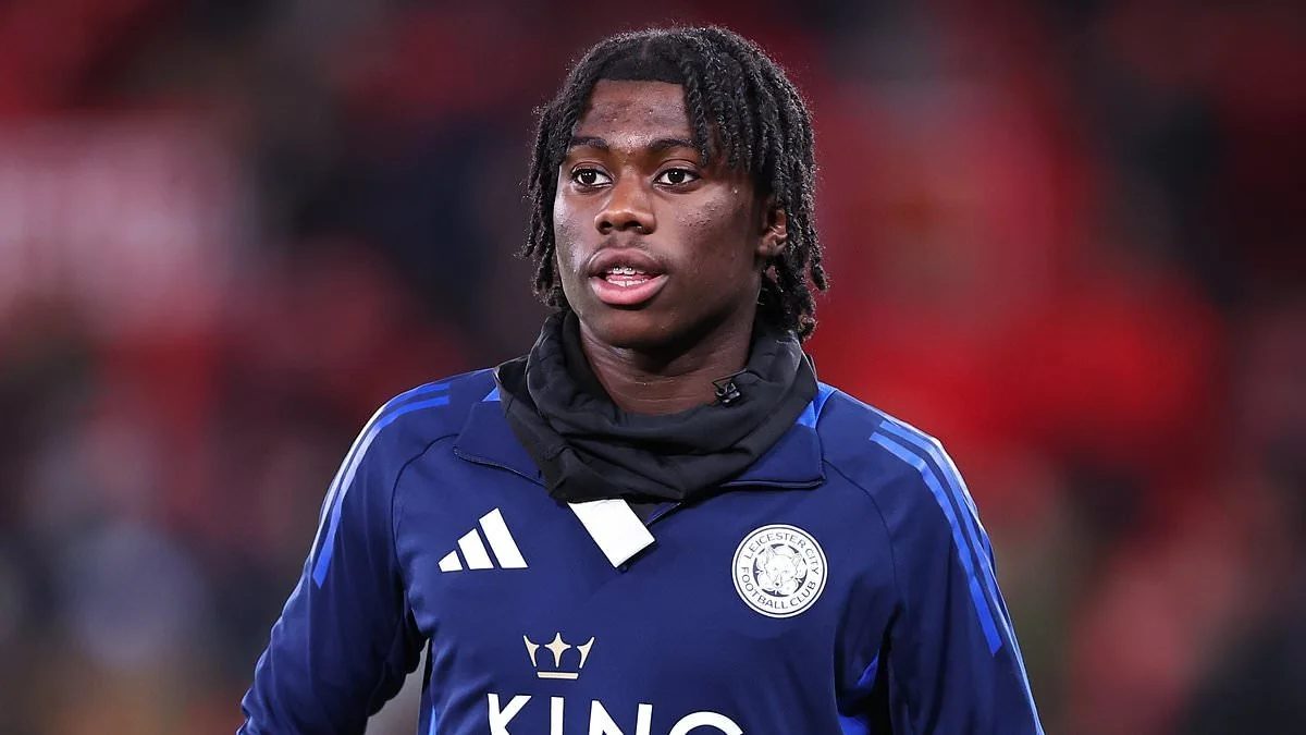 Jeremy Monga durante un calentamiento con el Leicester City