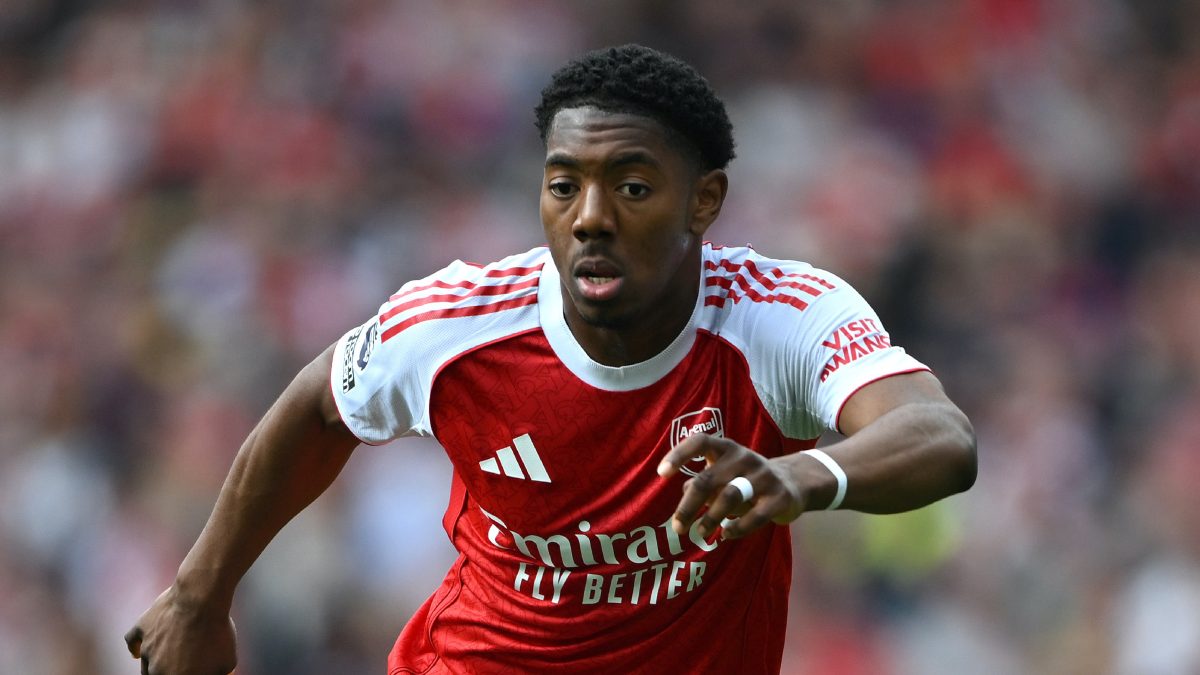 Myles Lewis-Skelly durante un partido con el Arsenal