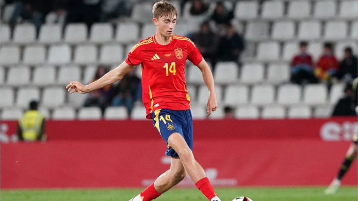 Dean Huijsen durante un partido con España