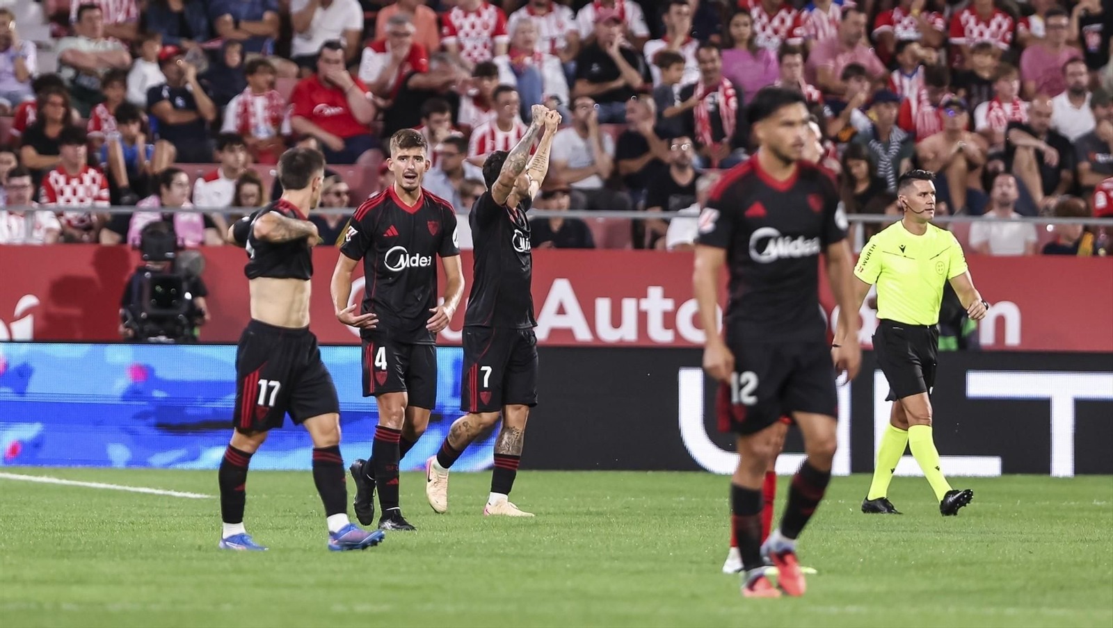 Jugadores del Sevilla celebrando gol