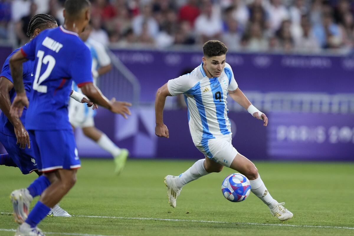 Julián Álvarez, objetivo total del Barcelona