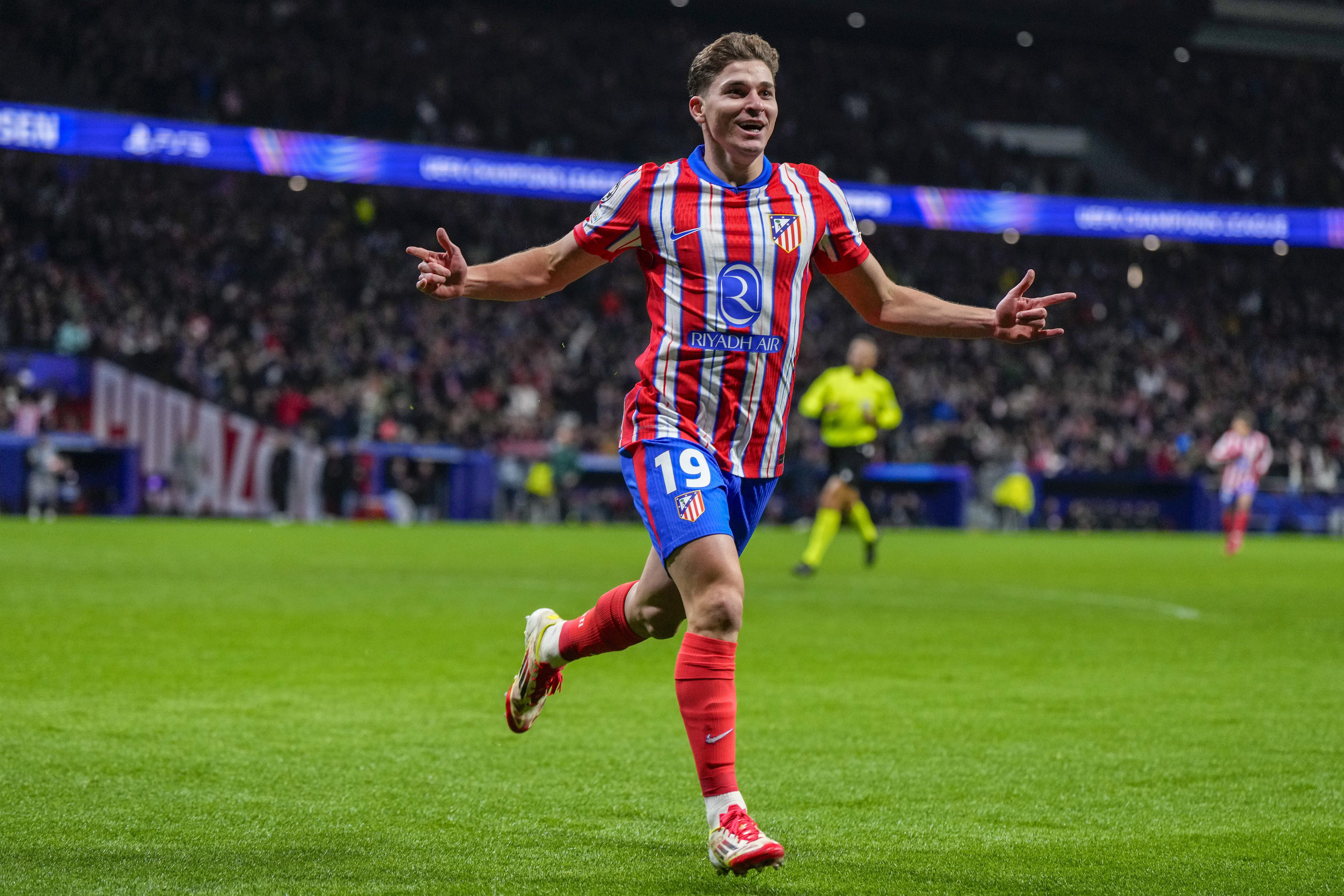 Julián Álvarez celebrando el gol