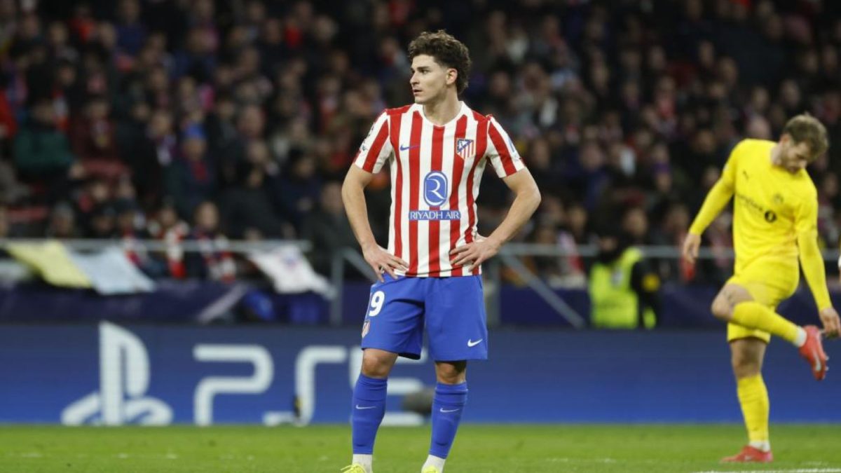 Julián Álvarez during a match with Atlético de Madrid