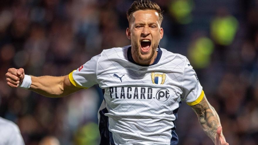 Justin de Haas, Valencia's first signing in summer