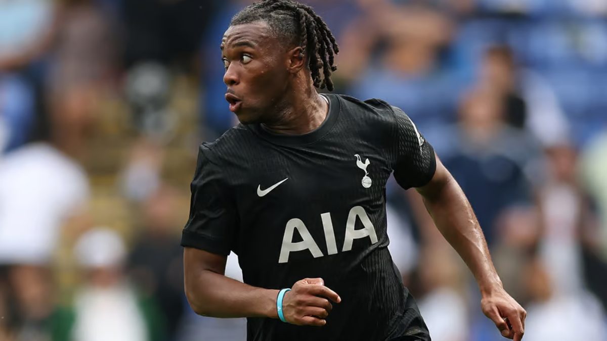 Destiny Udogie durante un partido con el Tottenham