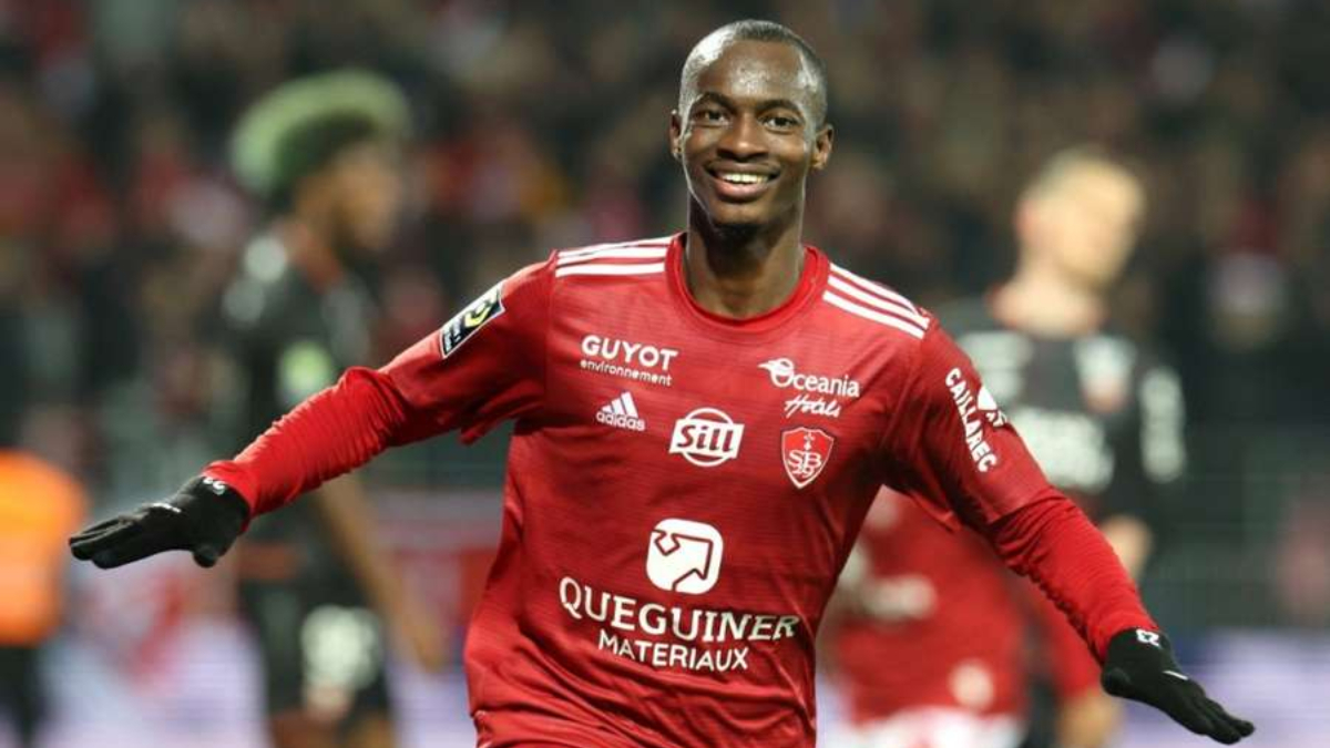 Kamory Doumbia celebra un gol anotado con el Brest