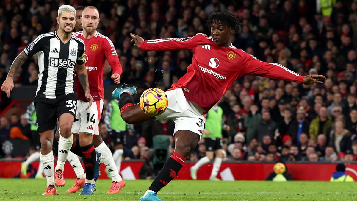 Kobbie Mainoo durante un encuentro con la elástica del Manchester United
