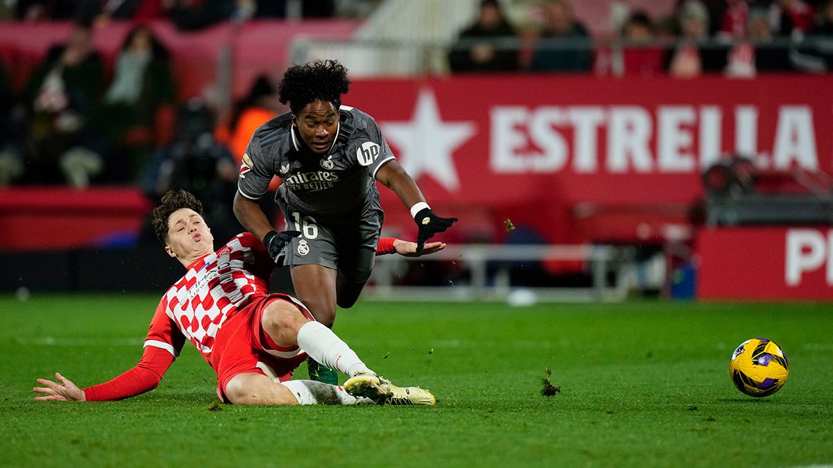 Ladislav Krejci and Endrick during a Girona - Real Madrid