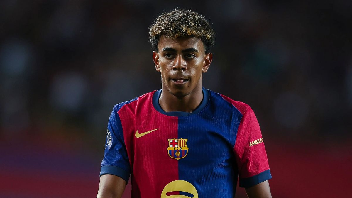 Lamine Yamal durante un partido con el Barcelona