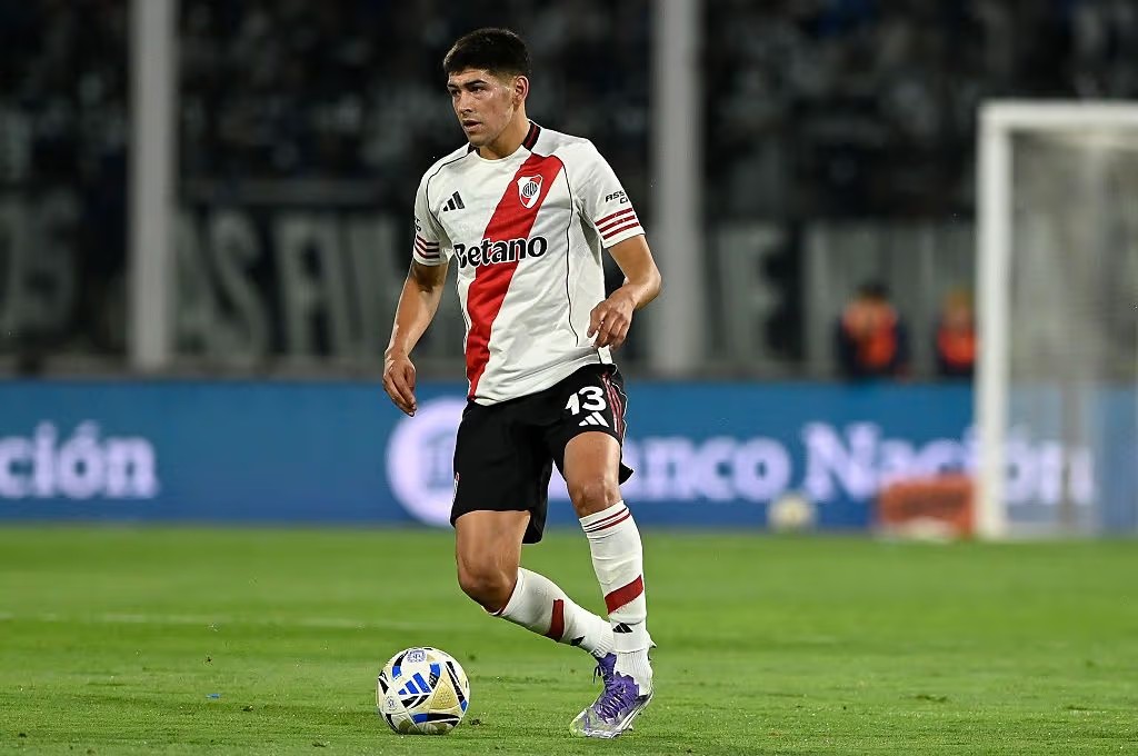 El Real Betis está interesado en el fichaje de Lautaro Rivero, joven central de River Plate, con el objetivo de potenciar su rotación defensiva para la próxima temporada. El mercado de fichajes del Real Betis será muy agresivo debido a que no quieren sufrir la doble competición. La secretaría técnica que comanda Manu Fajardo trabaja minuciosamente en el diseño de la plantilla bética ante la inminente salida de varios efectivos clave de su bloque defensivo al concluir el actual curso liguero. Los emisarios de la escuadra de las trece barras establecieron los primeros contactos con el entorno del futbolista de 22 años hace aproximadamente dos meses, buscando anticiparse a una feroz subasta internacional en los despachos europeos. La planta noble de Heliópolis pretende cerrar un acuerdo económico viable con las autoridades de Buenos Aires para dotar de contundencia física y salida limpia al esquema del técnico chileno Manuel Pellegrini. El Real Betis va por el fichaje de Lautaro Rivero, joya de River La viabilidad comercial de esta trascendental operación de mercado se encuentra directamente vinculada a las urgencias financieras que atraviesa el conjunto millonario de Núñez. La junta directiva que lidera el club argentino requiere ingresar dividendos de forma inmediata para financiar los costosos refuerzos que ha solicitado su actual estratega, Eduardo Coudet, de cara al segundo tramo del año. Aunque en Buenos Aires aún no han tomado la determinación definitiva de habilitar la salida de su joven baluarte, las últimas informaciones de junio sitúan el precio de salida del zaguero en torno a los 10 millones de euros. Los dirigentes sudamericanos solo autorizarán el traspaso mediante una propuesta monetaria contundente y exploran alternativas estratégicas como retener un porcentaje de una futura venta para maximizar los beneficios de un jugador que mantiene contrato vigente hasta finales de diciembre de 2029. El excelente rendimiento del defensor en la liga doméstica, donde acumula 18 partidos oficiales y una anota