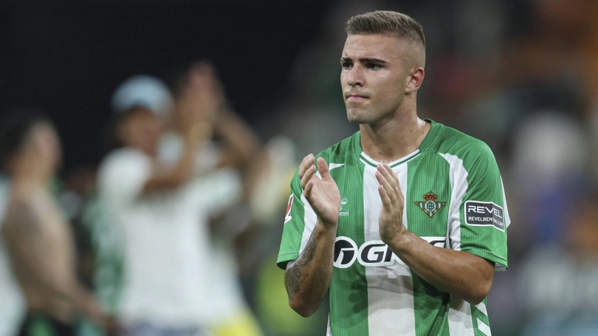Pablo García applauds the Real Betis fans after a match