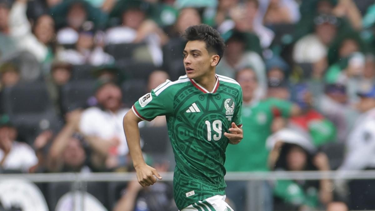 Gilberto Mora durante un partido con la selección de México