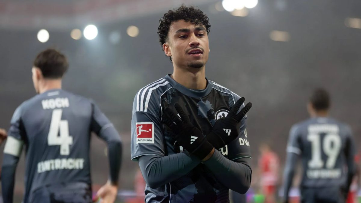 Nathaniel Brown celebra un gol con el Eintracht de Frankfurt