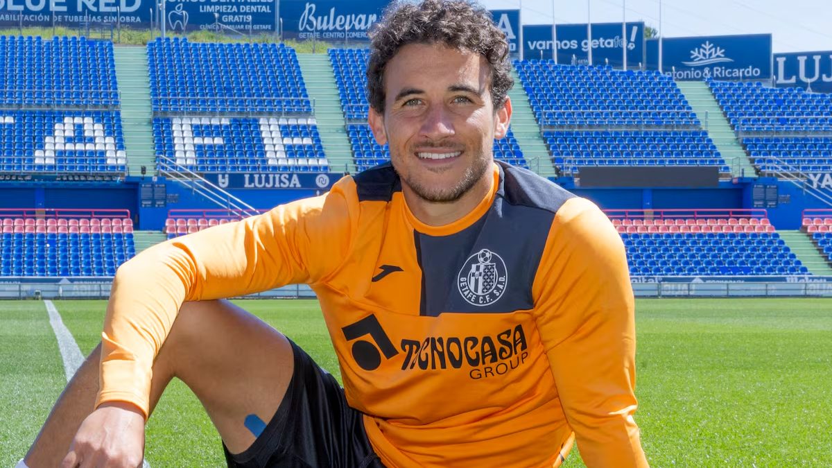 Luis Milla posa en el estadio del Getafe