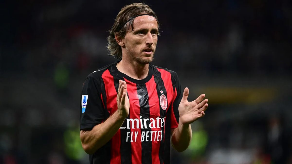 Luka Modric durante un partido con el Milan