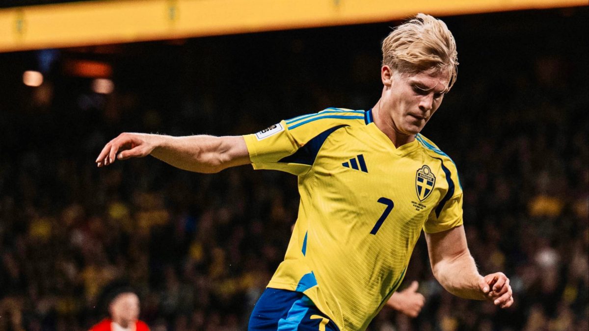 Lucas Bergvall durante un partido con la selección de Suecia
