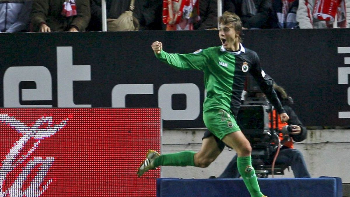 Sergio Canales celebra un gol durante su etapa en el Racing de Santander