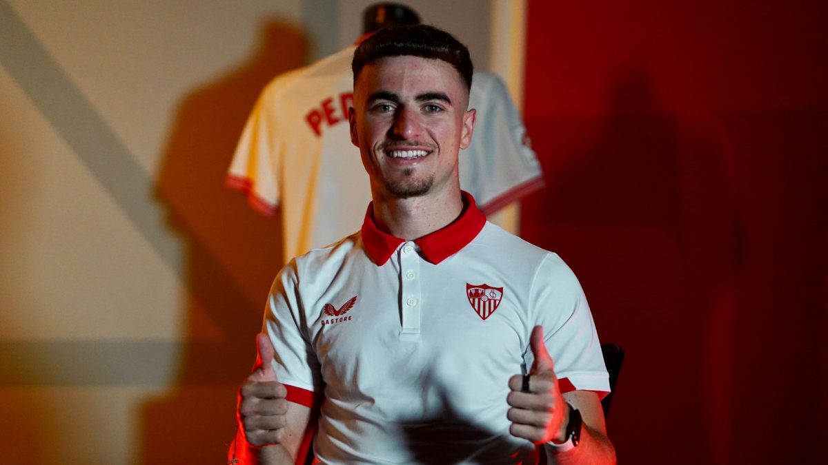 Adrià Pedrosa durante su presentación con el Sevilla