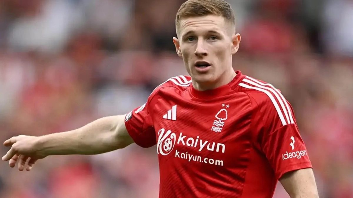Elliot Anderson durante un partido con el Nottingham Forest