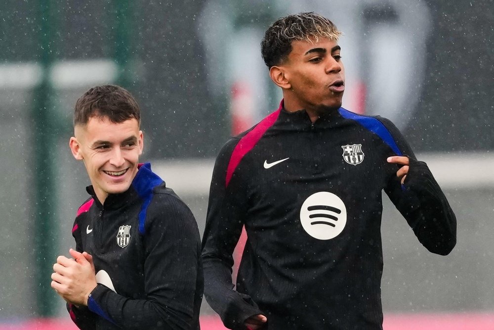 Marc Casadó y Lamine Yamal entrenando con el Barcelona