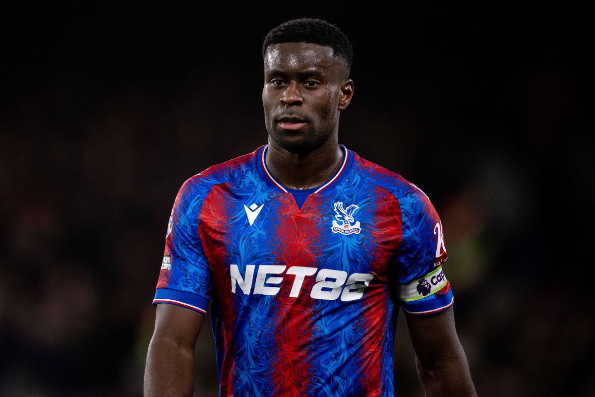 Marc Guéhi siendo capitán con el Crystal Palace