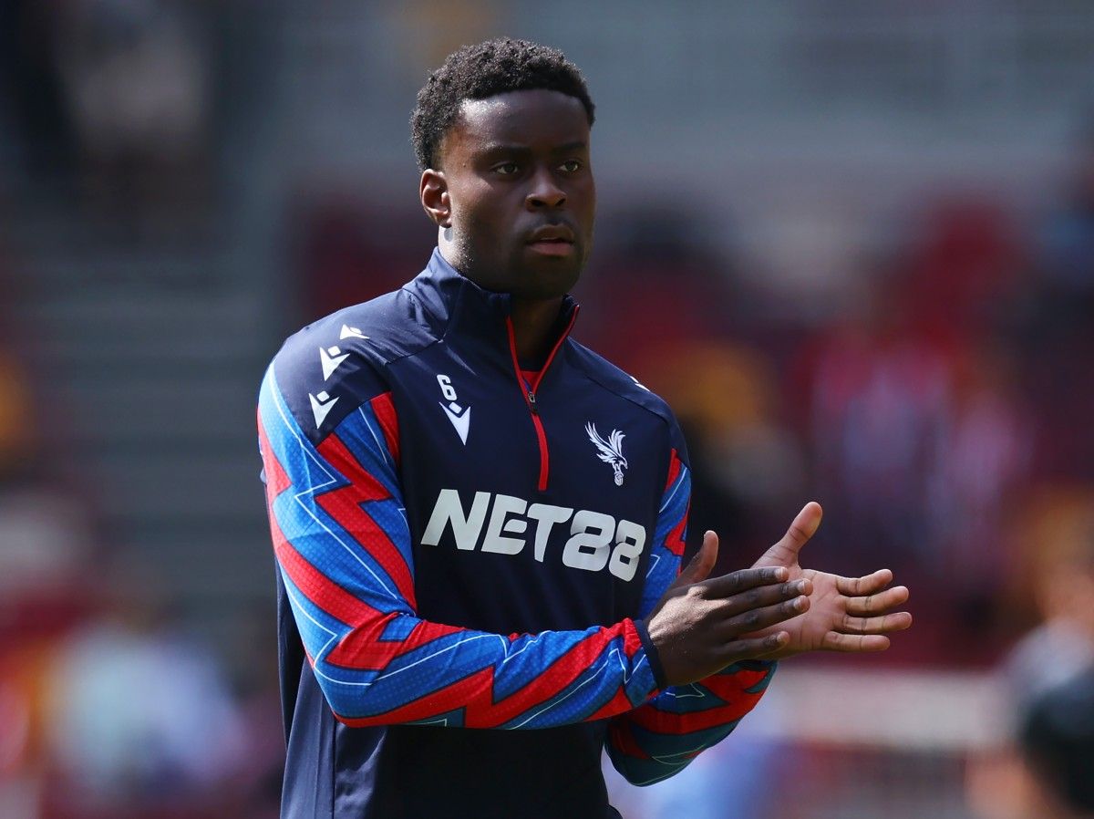 Marc Guéhi en el calentamiento antes de enfrentarse al Brentford