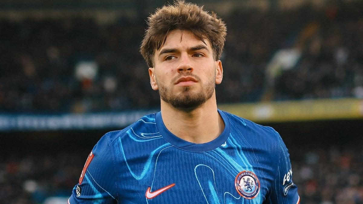 Marc Guiu durante un partido con el Chelsea