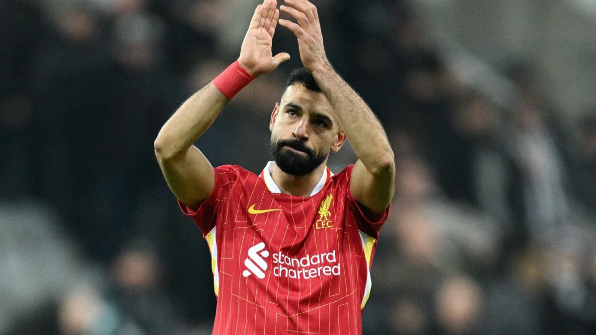 Mohamed Salah saluda a la afición del Liverpool