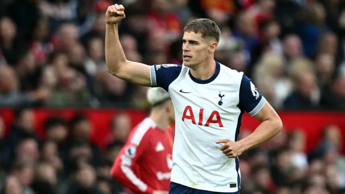 Micky van de Ven celebra un gol del Tottenham