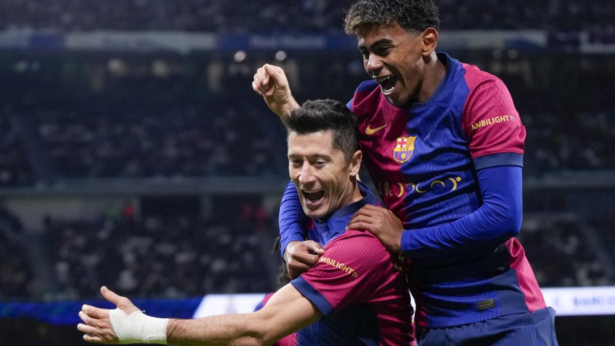 Robert Lewandowski y Lamine Yamal celebran un gol del FC Barcelona