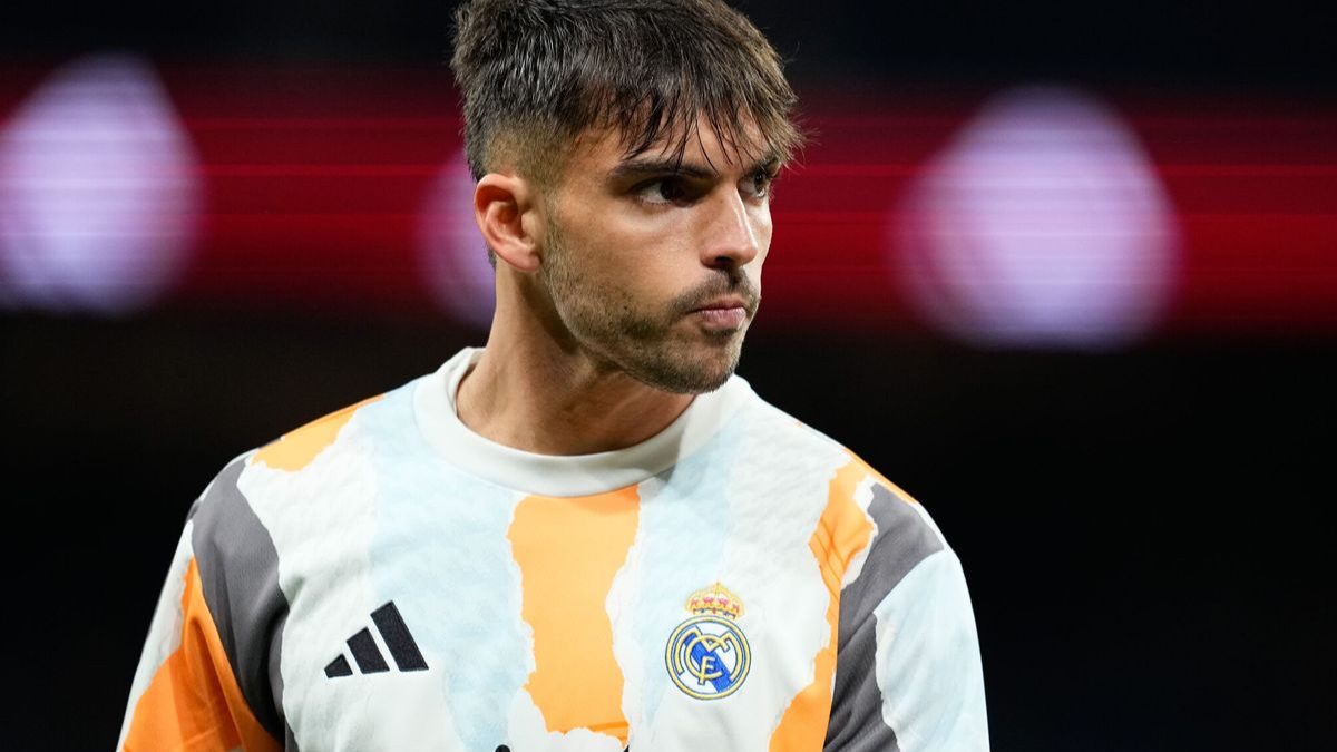 Raúl Asencio durante un calentamiento con el Real Madrid
