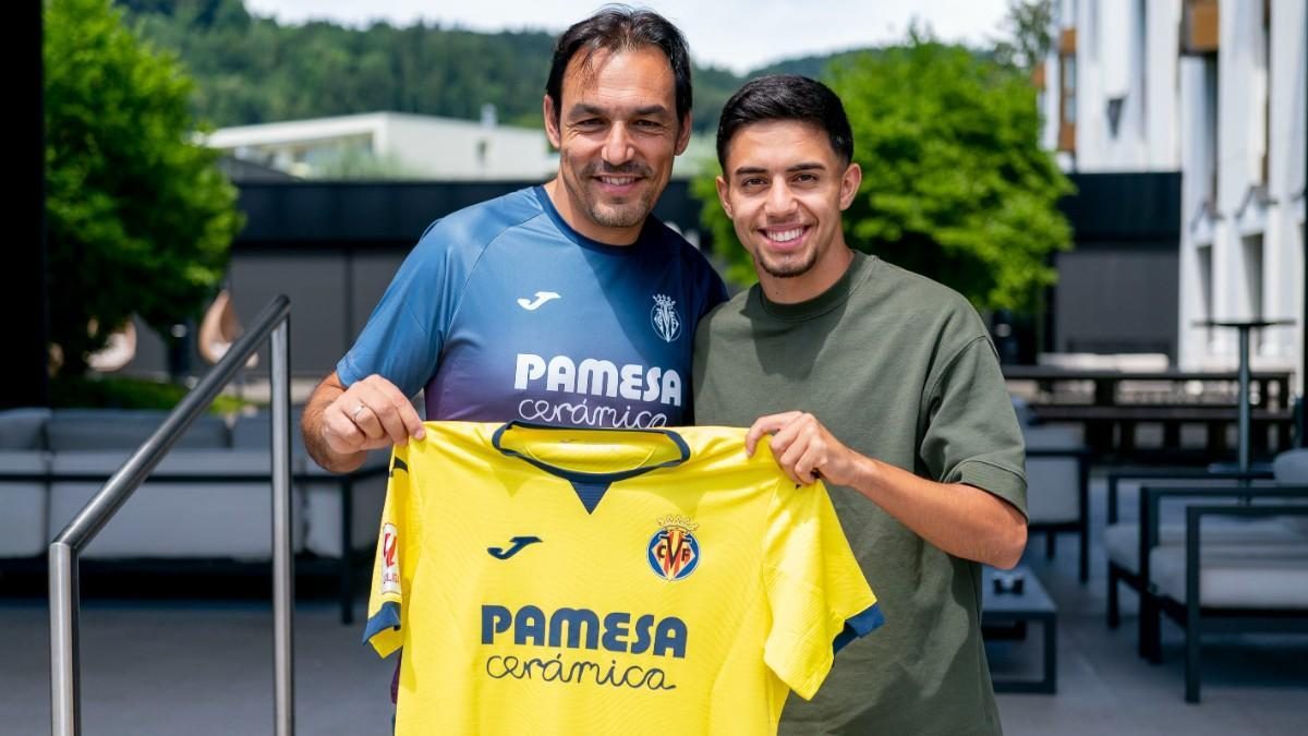 Ilias Akhomach durante su presentación con el Villarreal