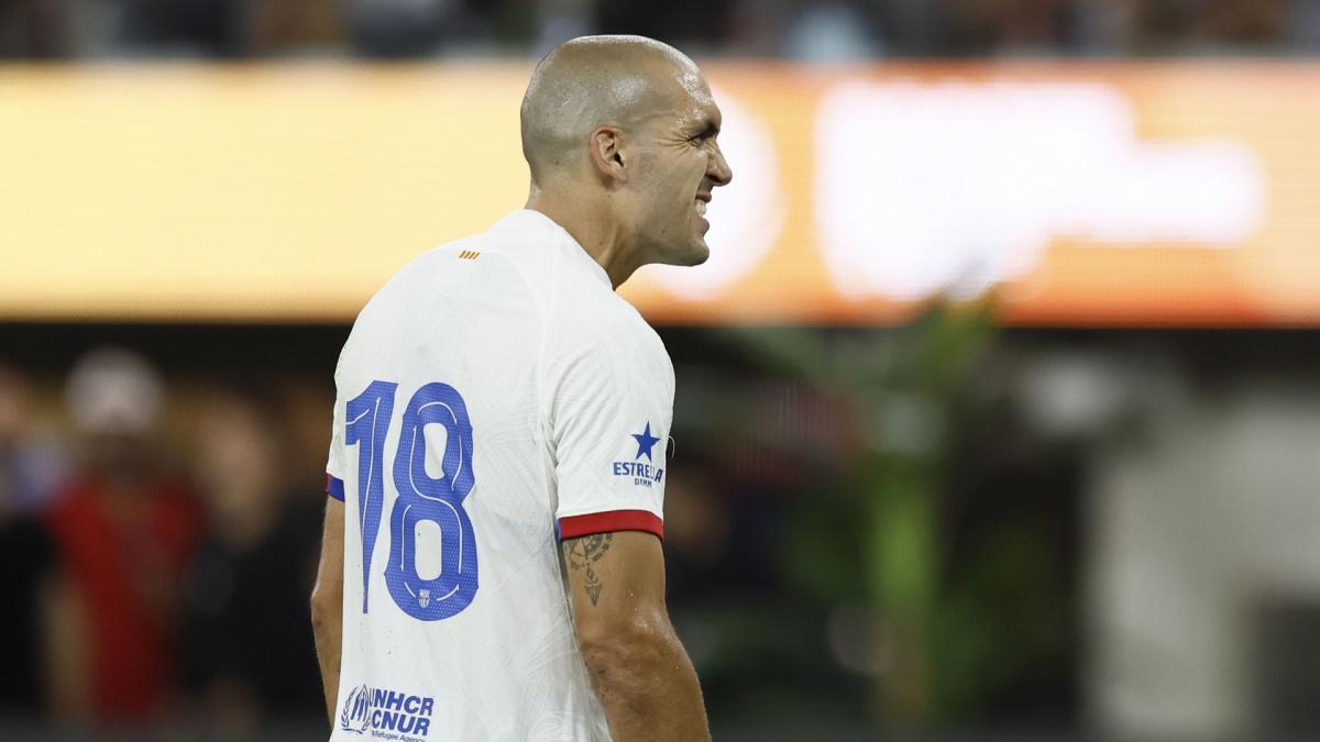 Oriol Romeu durante un partido con el Barcelona