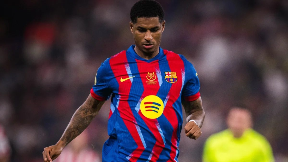 Marcus Rashford calienta con la camiseta del Barcelona