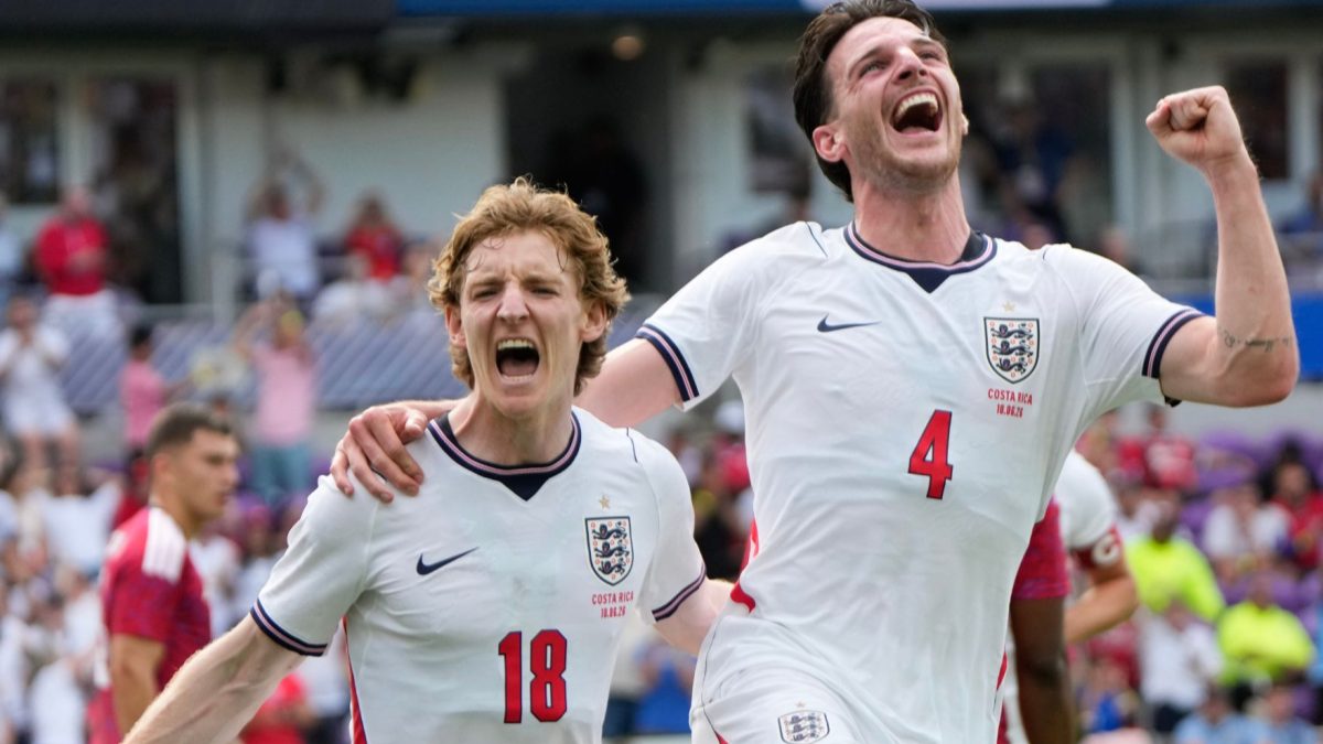Anthony Gordon y Declan Rice celebran un gol de la selección inglesa